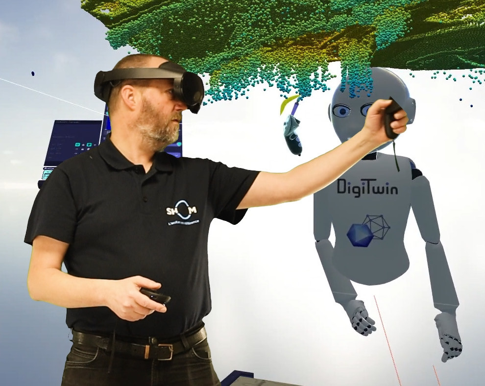Une personne avec un casque de réalitée virtuelle qui dirige sa manette vers un nuage de points avec un robot humanoide en arrière plan